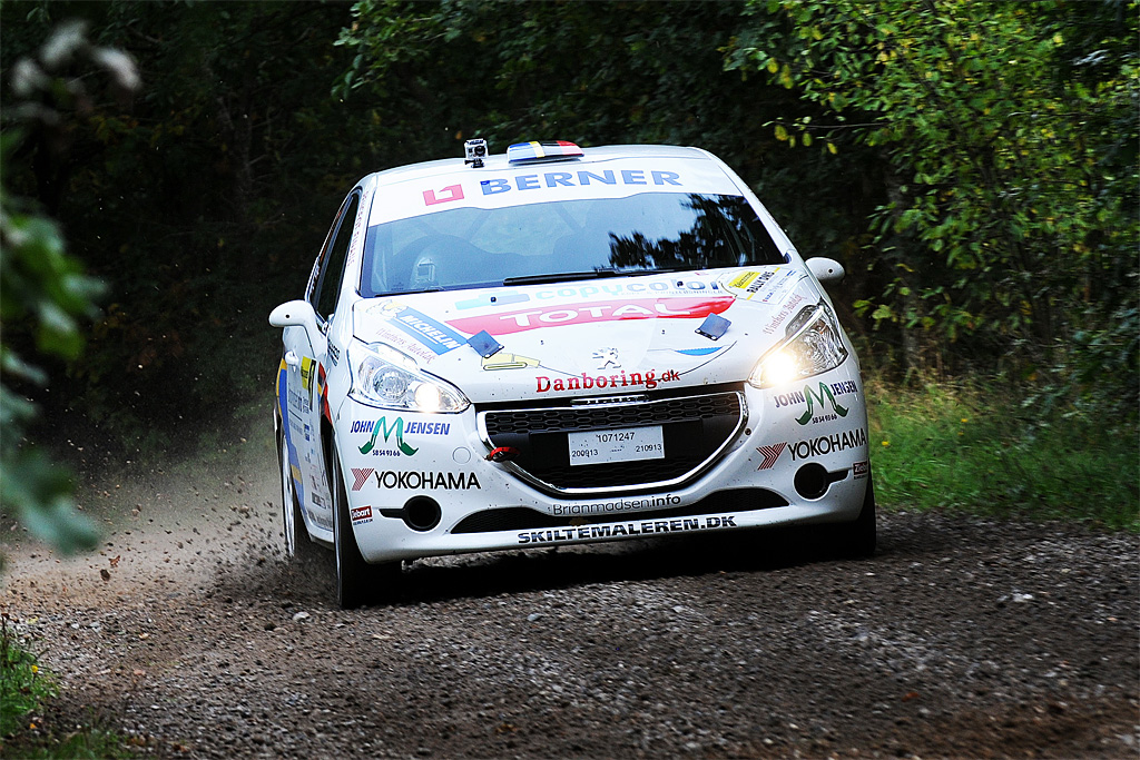 Kim Madsen og Line Lykke Jensen kunne vinde den anden divisionssejr i træk med deres Peugeot 208 R2
(Foto: rallypics.dk)